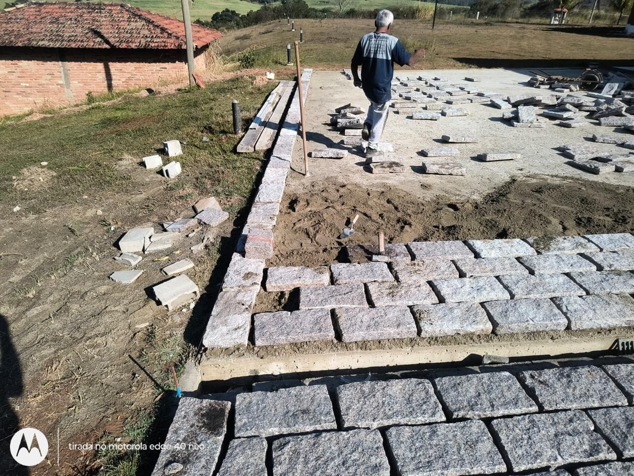 calçamento de pedras folheta